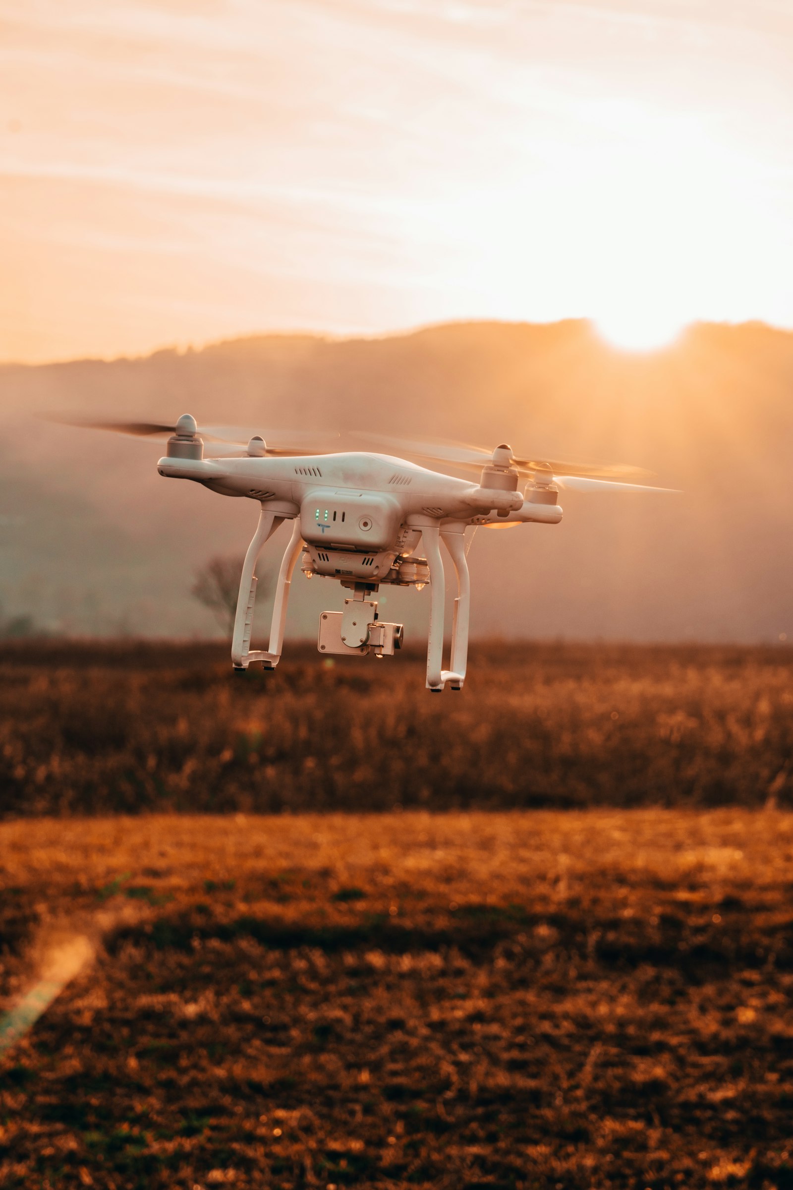 Drone sobrevolando un campo en Paraguay al atardecer