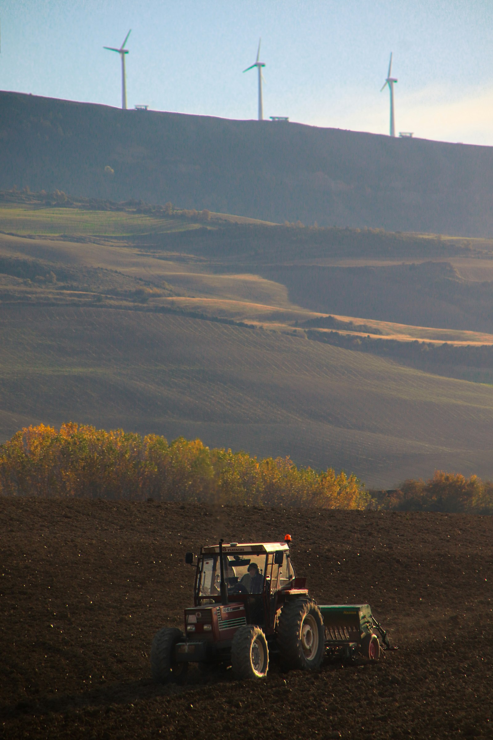 Tractor sembrando en un campo