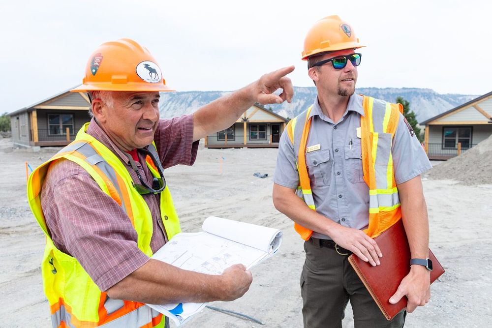 Dos profesionales revisando planos en una obra