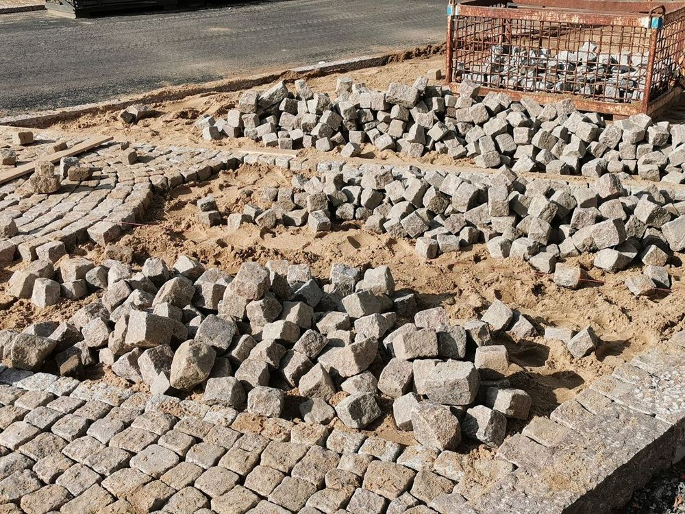 Colocación de adoquines y empedrado en una calle