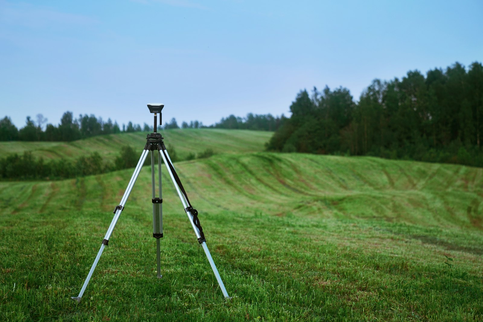 Trípode de topografía sobre un campo abierto