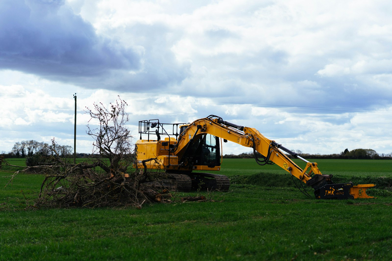 Excavadora despejando vegetación en un terreno